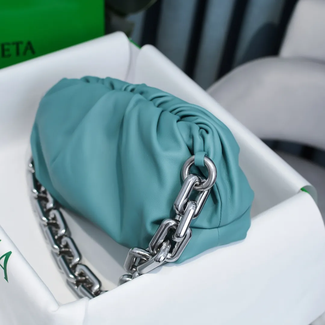2020 new products will continue to upgrade the cloud bag to the вoттega veneтa chain cloud bag. It is still developed with imported original leather as standard. This hardware chain needs to be light on the upper body and can only be made of all-steel material. It is made of hollowed metal. You don’t have to worry about its weight. Major celebrity fashion bloggers have used it to attend fashion shows. Who can resist the charm of this large gold chain [smile] Style number: 6708# Size: 30*16*12